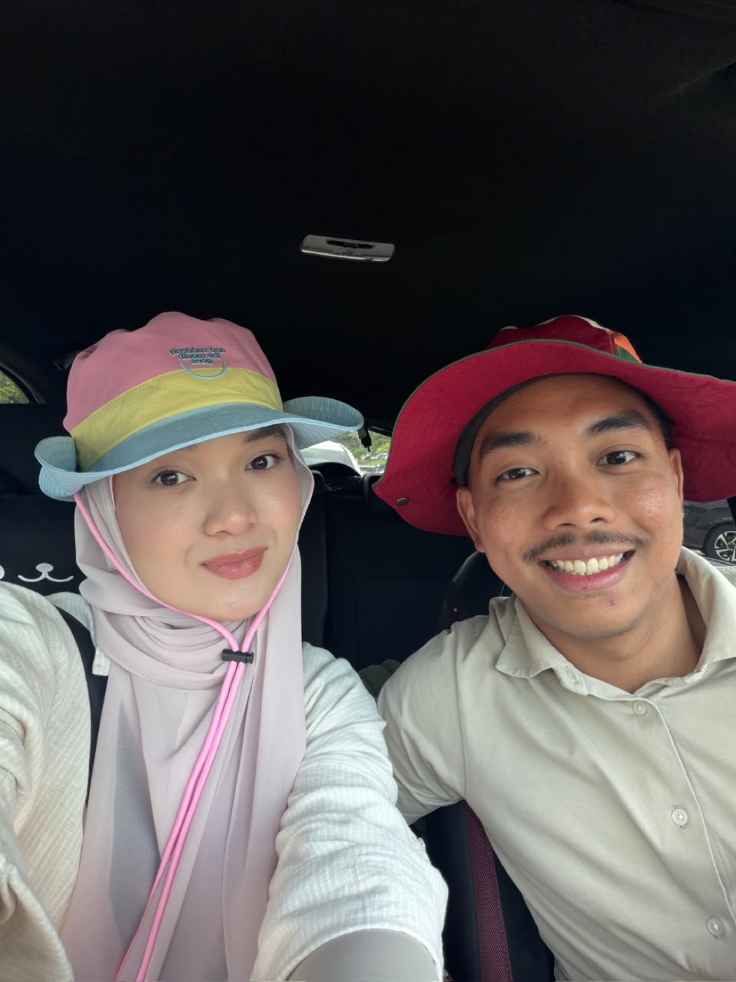 Aqil dan Maira bergambar di dalam kereta
