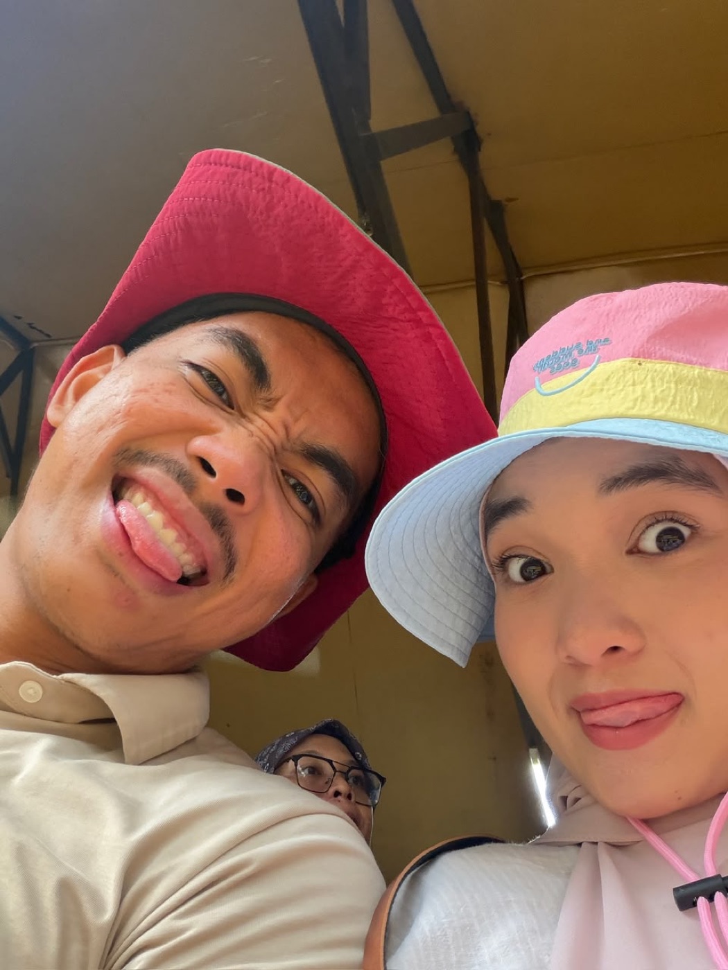 Aqil dan Maira bergurau senda
