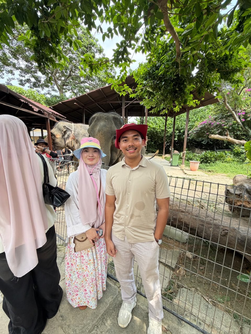 Aqil dan Maira di zoo
