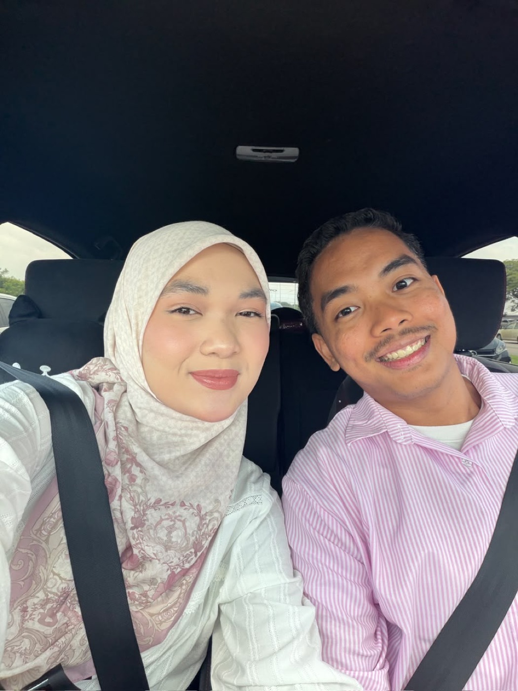 Aqil dan Maira dalam kereta