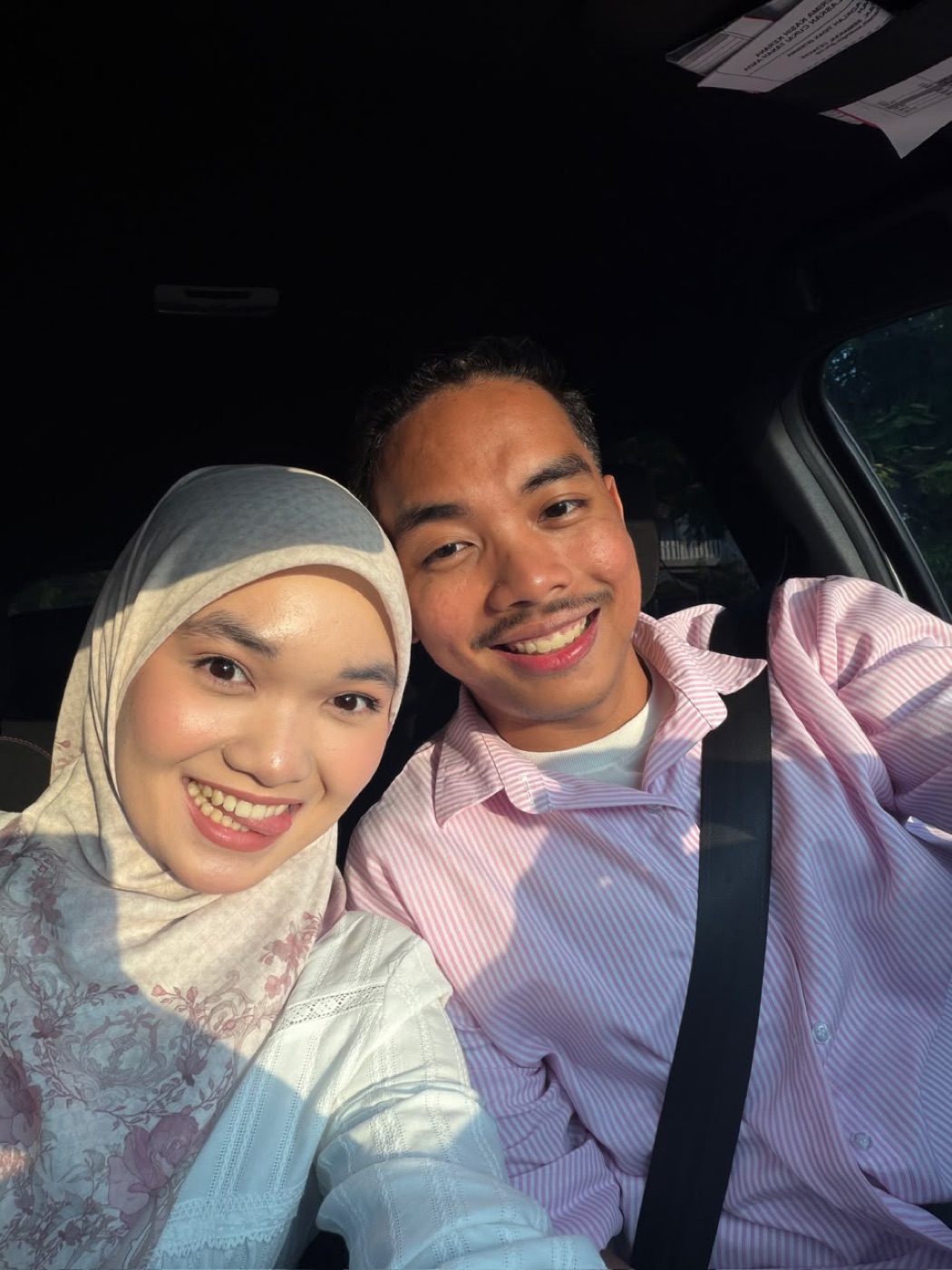 Aqil dan Maira tersenyum