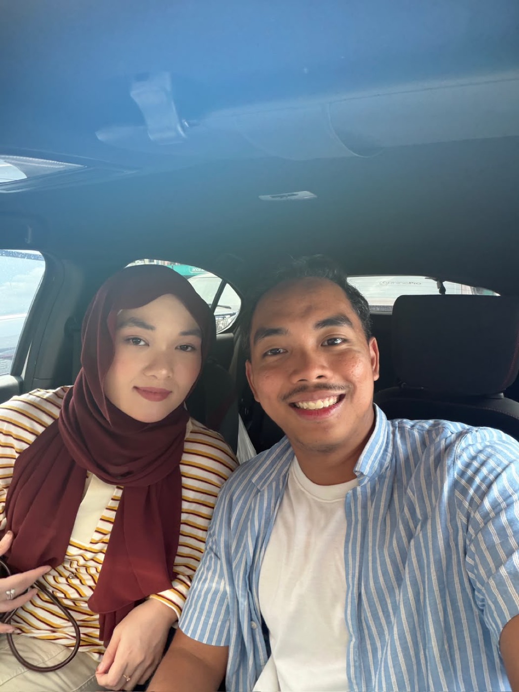 Aqil dan Maira bergambar bersama