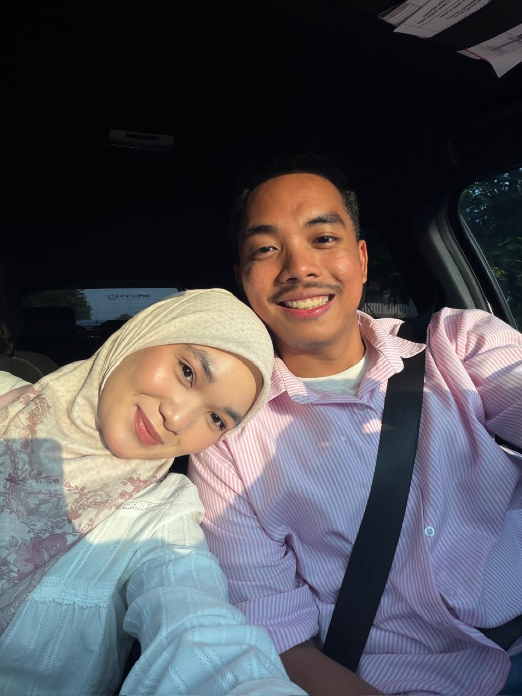 Aqil dan Maira dalam kereta