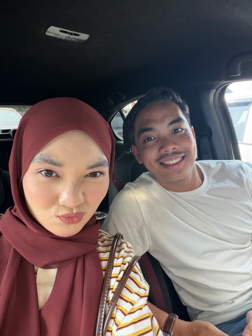Maira dan Aqil bergambar
